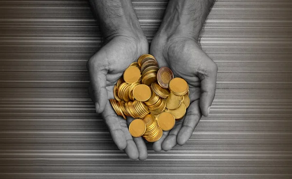 Professional ręce trzymając złote monety — Zdjęcie stockowe
