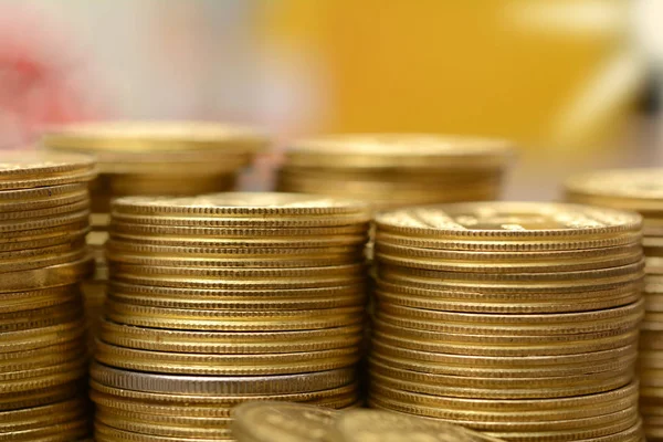 Pilha de moedas de ouro fazendo um fundo financeiro — Fotografia de Stock