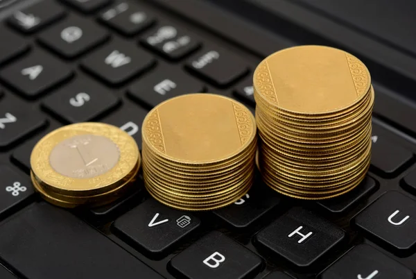 Złote monety wykres dzieje się na handlu Online klawiatury — Zdjęcie stockowe