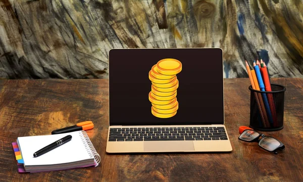 Moedas de ouro na tela do laptop on-line ganhando conceito — Fotografia de Stock