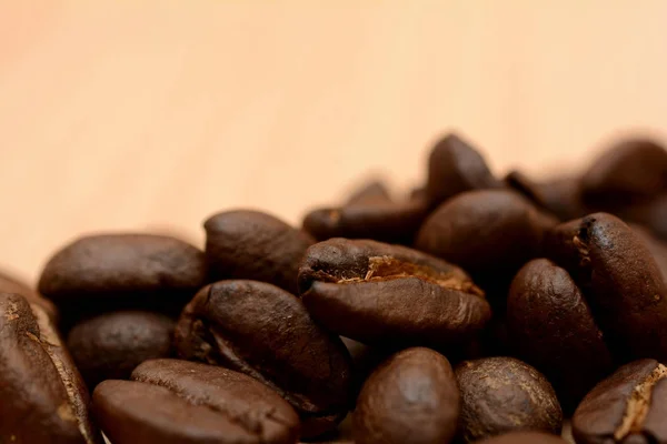 Närbild av kaffebönor rostas på grå bakgrund — Stockfoto