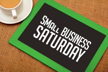 Çay bardağı ile kara tahta üzerinde küçük iş Cumartesi tasarım