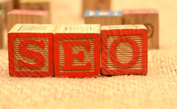 Palabras SEO sobre bloques de madera Concepto de marketing online — Foto de Stock
