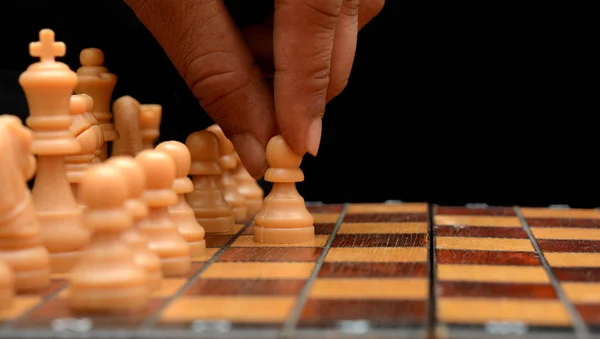 Profissional segurando peão de xadrez jogando a bordo — Fotografia de Stock