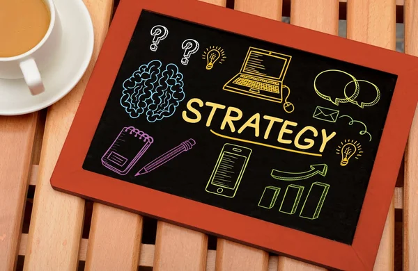 비즈니스 전략 그래픽과 칠판에 아이콘 — 스톡 사진