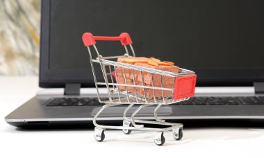 Alışveriş sepeti hediye paketi Laptop önünde ile online