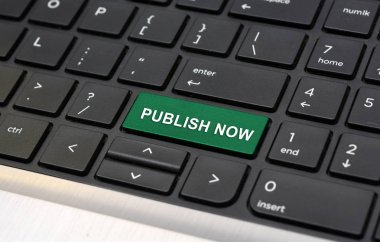 Şimdi klavye online blog kavramı üzerinde yayınlamak