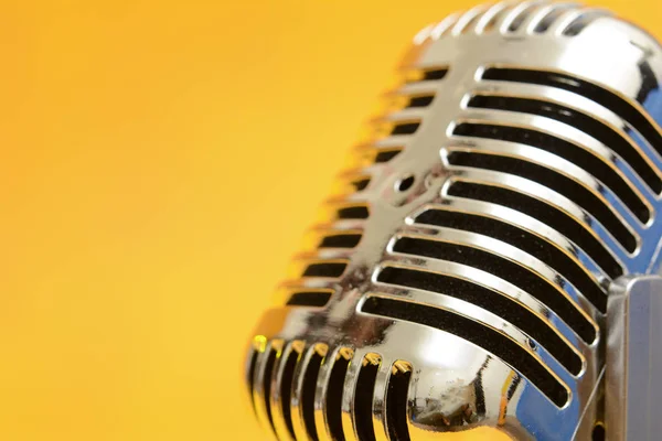 Fechar o microfone retro vintage no fundo amarelo — Fotografia de Stock