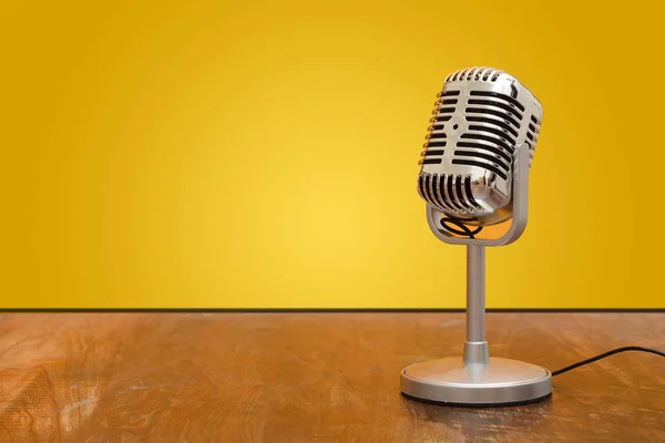 Gravador de microfone estilo retro em estúdio com fundo amarelo — Fotografia de Stock