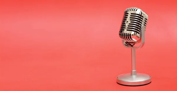 Retro estilo vintage microfone de metal no banner fundo vermelho — Fotografia de Stock