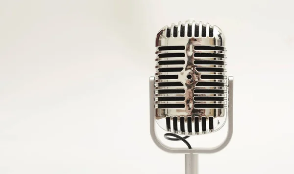 Fechar o microfone retro vintage no fundo branco — Fotografia de Stock