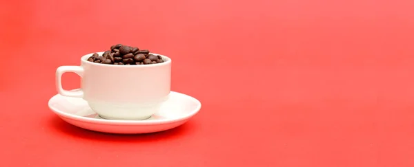 Copa llena de granos de café tostados en plantilla de banner rojo —  Fotos de Stock