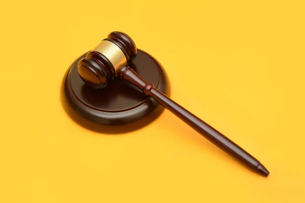 Houten hamer van de rechter op gele achtergrond wet concept — Stockfoto