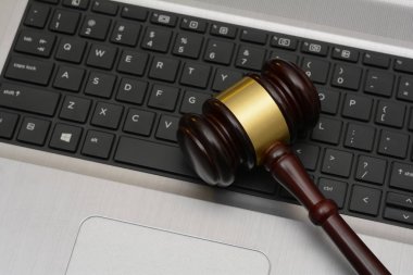 Bilgisayar klavye üzerinde online ihale tahta tokmak