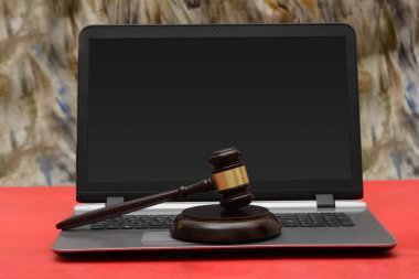 Online açık artırma tokmak klavye hukuk kavramı