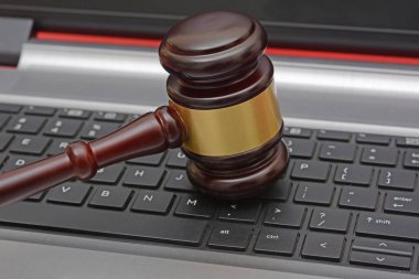 Bilgisayar klavye üzerinde online ihale tahta tokmak