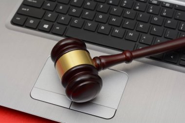 Bilgisayar klavye üzerinde online ihale tahta tokmak