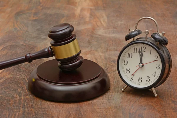 Zaman saati gecikme adalet kavramı ile tahta tokmak