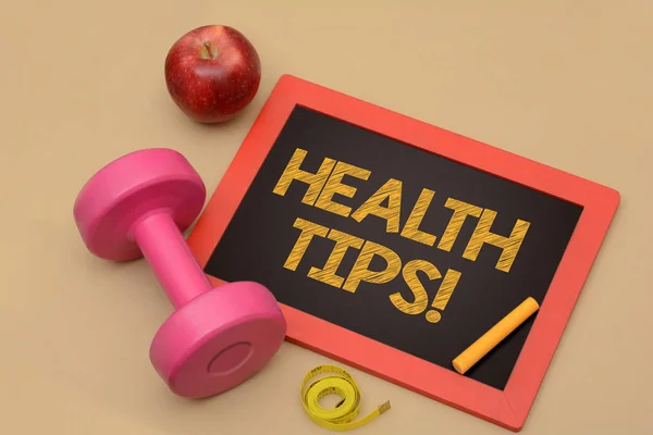 Gezonde Tips ondertekenen schoolbord met halter en apple — Stockfoto