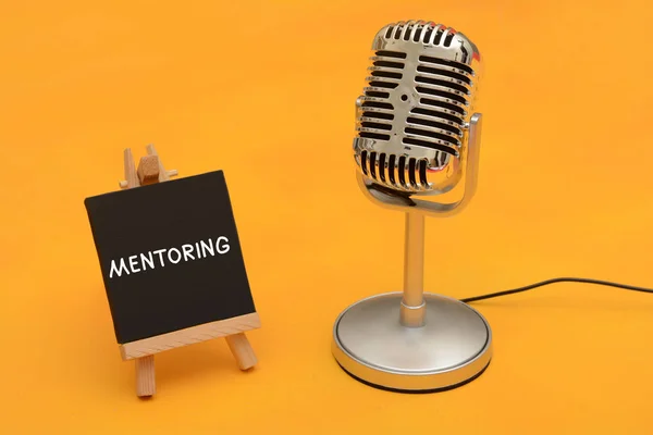 Mentoring πινακίδα με μικρόφωνο κίνητρο έννοια — Φωτογραφία Αρχείου