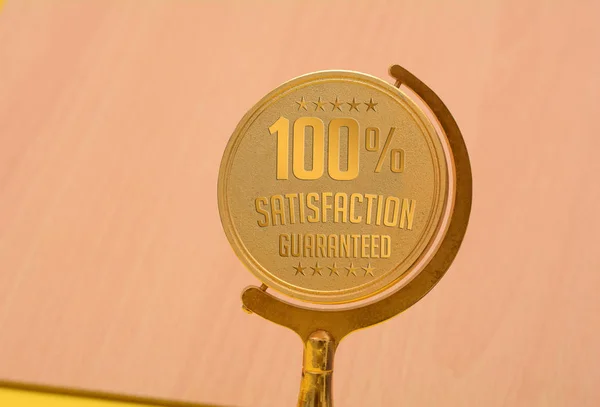 100% tevredenheid Gold Seal op houten achtergrond — Stockfoto