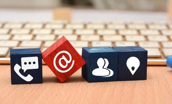 Bize ulaşın iletişim simgeler ahşap zar ve klavye