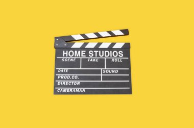 Sarı zemin üzerinde film alkışı panosu açıldı, film yapma aygıtı