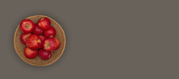 Manzanas rojas frescas en cesta sobre banner de fondo gris con espacio para copiar — Foto de Stock