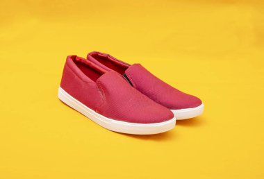 Sarı arka planda nedensel erkek ayakkabısı, seyahat kavramı