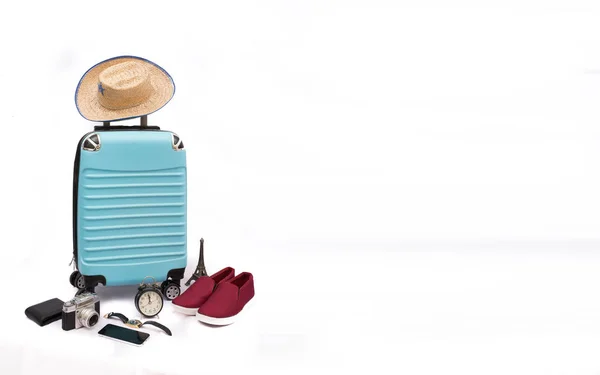 Μπλε βαλίτσα αποσκευές ταξιδεύουν πράγματα με καλοκαιρινά καπέλα έννοια διακοπών — Φωτογραφία Αρχείου