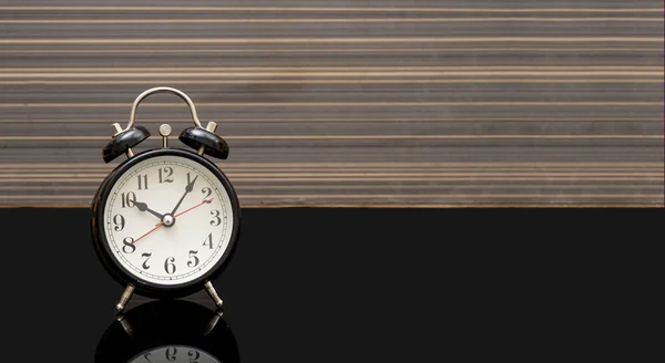 Kopya alanı olan siyah arkaplan pankartı üzerindeki klasik alarm saati — Stok fotoğraf