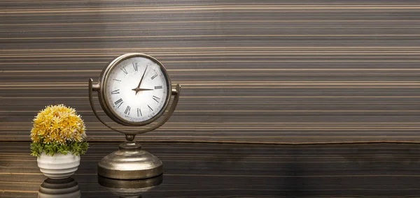 Taklit alanı olan ahşap arkaplan pankartıyla klasik alarm saati — Stok fotoğraf