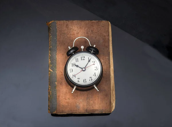 Kopya alanı ve iş zamanı kavramına sahip eski kitap afişindeki alarmlı saat — Stok fotoğraf