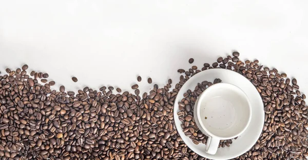 Close up photo of coffee beans and cup top view with copy space — Stock Photo, Image
