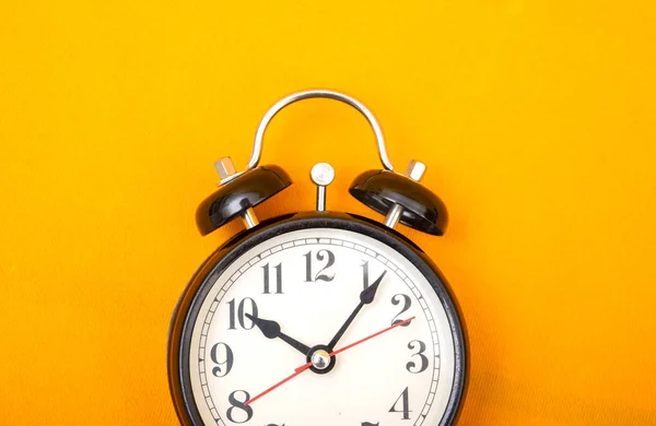 Reloj despertador de estilo vintage en banner de fondo amarillo con espacio de copia — Foto de Stock