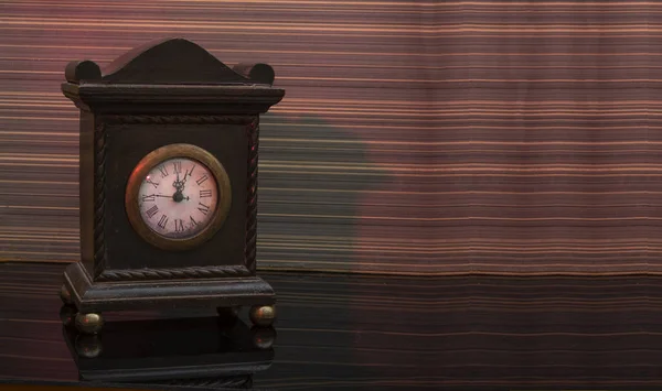 Relógio de alarme estilo vintage no banner de fundo de madeira com espaço de cópia — Fotografia de Stock