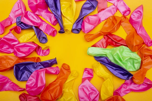 Barevné balónky a oslavy party pozadí s kopírovacím prostorem — Stock fotografie