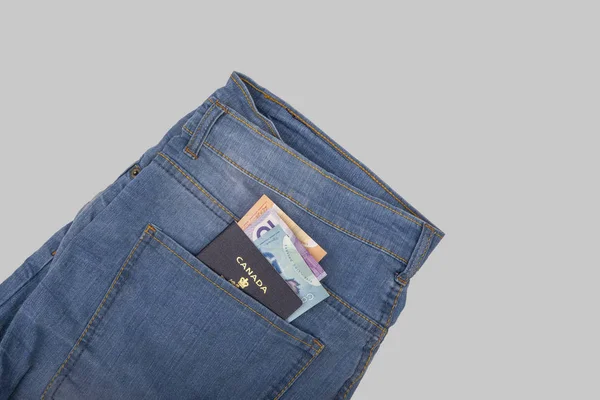 Närbild canada pass och kanadensisk dollar i fickan på blå jeans — Stockfoto