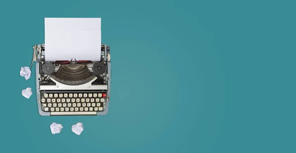 Ročník psací stroj s roztrženými papíry horní pohled - psaní pracovních míst koncept — Stock fotografie