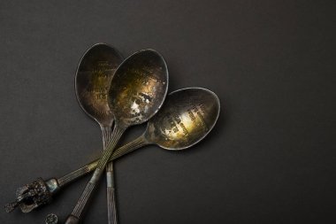 Siyah arkaplanda eski kaşık seti