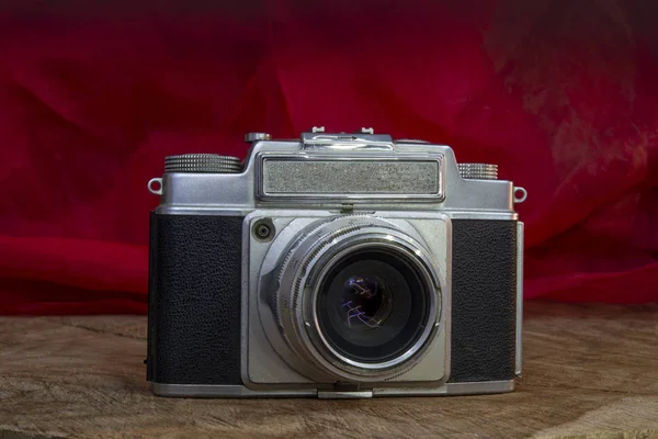 Close up Vintage Filmkamera auf Holzgrund mit Kopierraum — Stockfoto