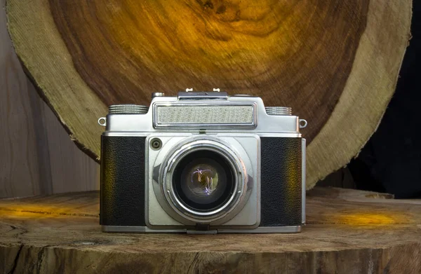 Fotocamera a pellicola vintage da vicino su sfondo in legno con spazio di copia — Foto Stock