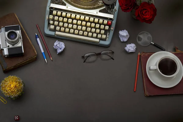 Vintage stílusú írógép kávéval és irodai írószerekkel tetejére nézet — Stock Fotó