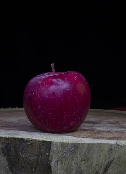 Cerrar foto de manzana sobre fondo de madera con espacio para copiar — Foto de Stock