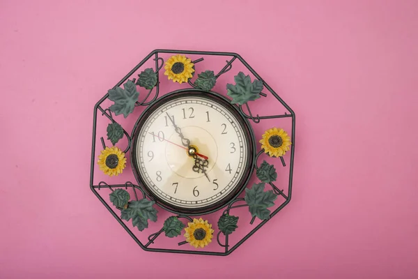 Close up clock set on pink background, zeitkonzept mit kopierraum — Stockfoto