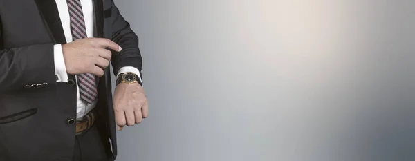 직업적 인 사업가가기도 틀에 손목시계 관리 개념을 조정하다 — 스톡 사진