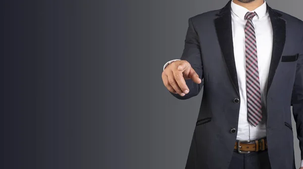 Zakenman met pak en stropdas naar toe wijzend met zijn vinger — Stockfoto