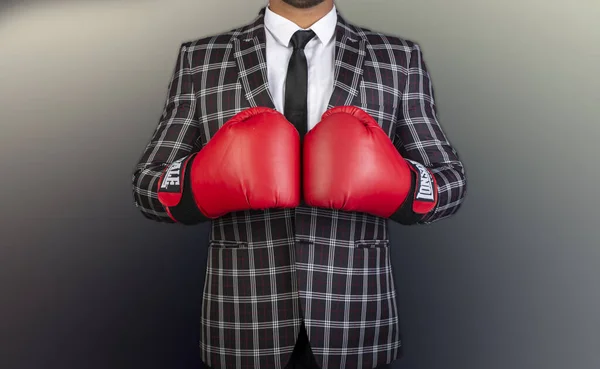 ボクシンググローブと挑戦のための準備ができてスーツを持つビジネスマン概念的なバナー — ストック写真
