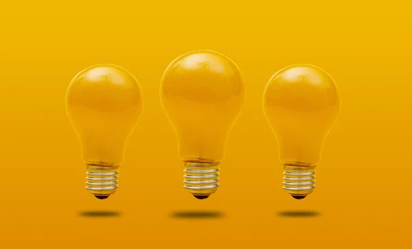 Ideia conceito com lâmpadas em um fundo amarelo com espaço de cópia para o seu teste — Fotografia de Stock