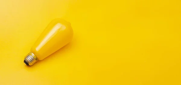 Detailní záběr konceptu žluté žárovky na šablonu banneru — Stock fotografie